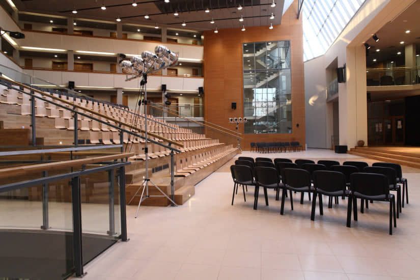 Nowoczesna wielofunkcyjna scena Atrium