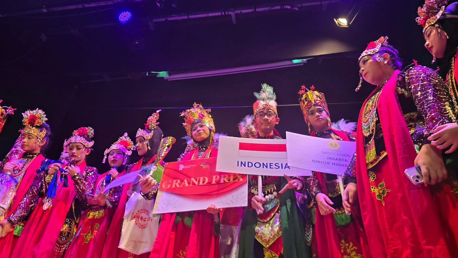 До участі запрошуються: хори, оркестри, інструментальні, фольклорні та танцювальні колективи з усього світу