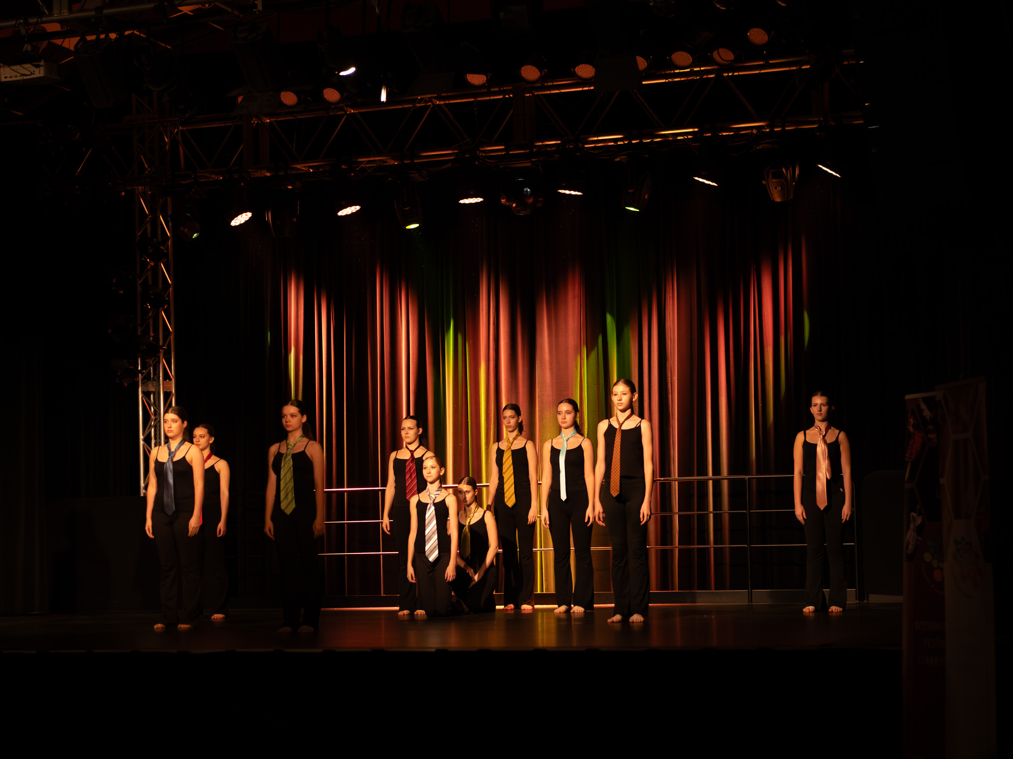 How to Achieve Synchronization So the Jury Applauds Standing?